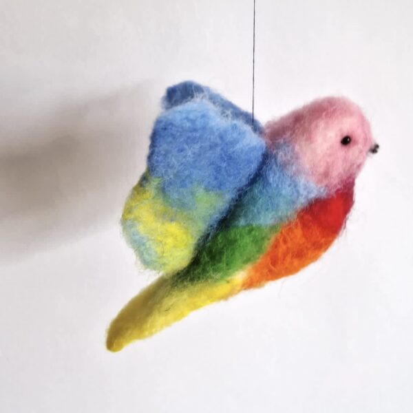one of a kind vogeltje van vilt rainbow friend
