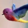 one of a kind vogeltje van vilt "rainbow friend" - Afbeelding 3