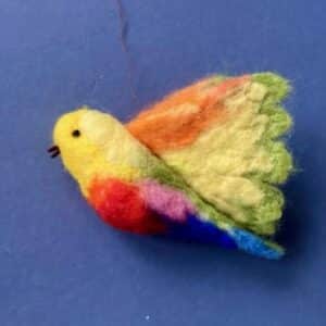 one of a kind vogeltje van vilt "strong rainbow friend"